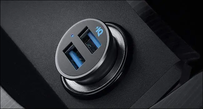 Un chargeur USB pour prise de voiture 12V d'Anker