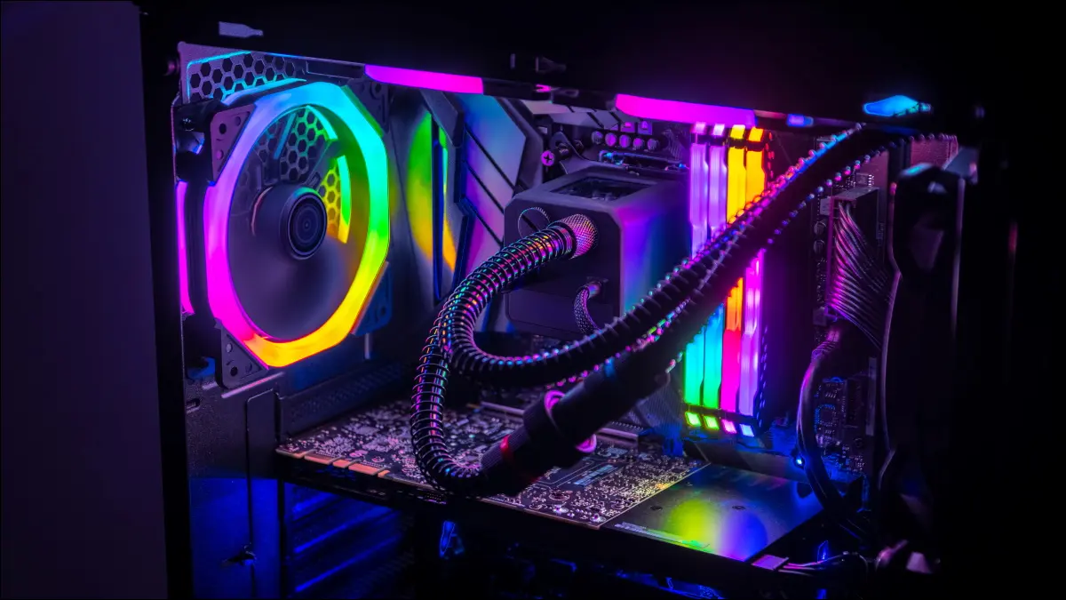 Un PC da gioco con illuminazione a LED.