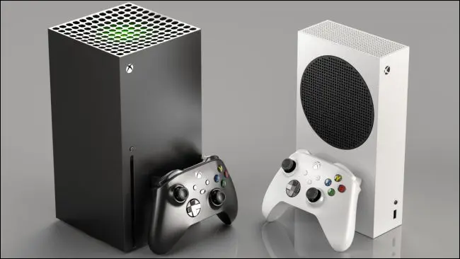 Черный Xbox Series X рядом с белым Xbox Series S