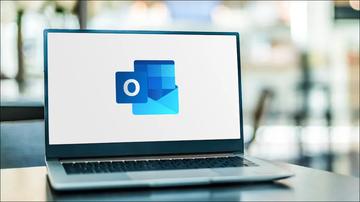 Sigla Microsoft Outlook pe un laptop.