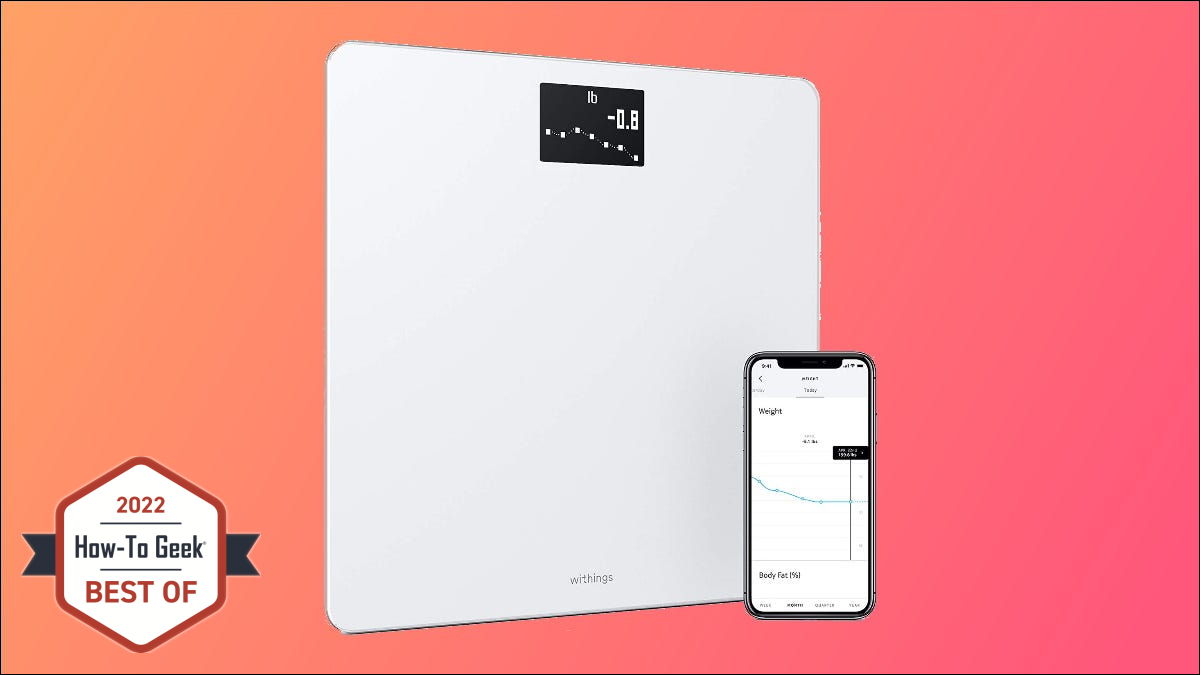 Withings Body Cale sobre fondo rosa y naranja