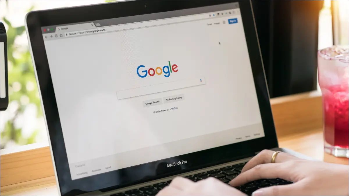 Google ana sayfasını gösteren Apple MacBook ekranı.