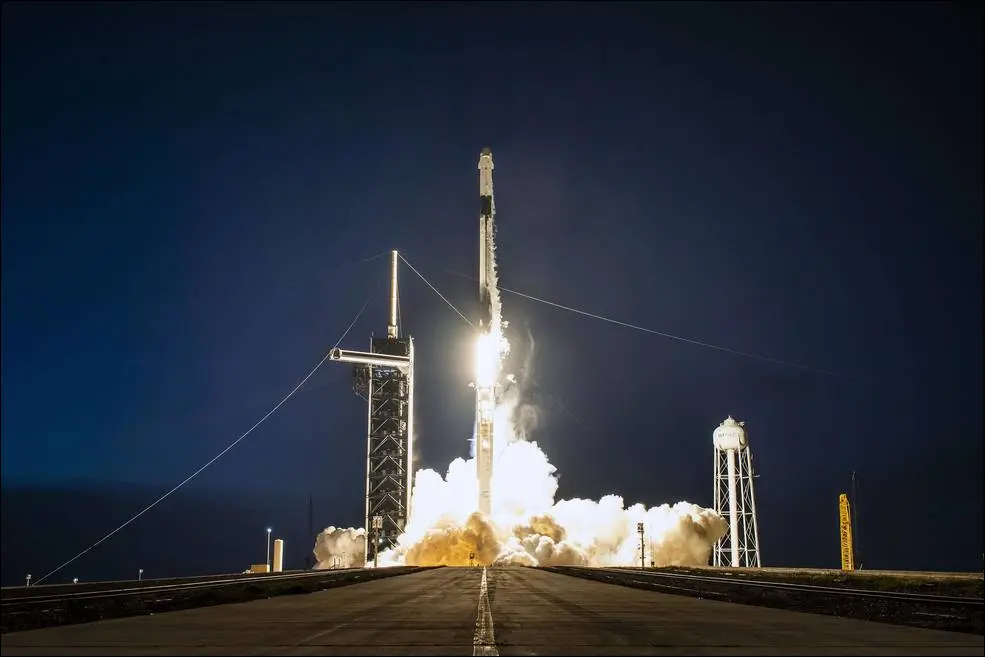 Zdjęcie rakiety SpaceX Falcon 9 z wystrzeleniem Dragona