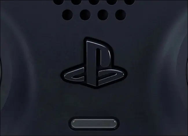 PS5 控制器上的 PlayStation 按钮。