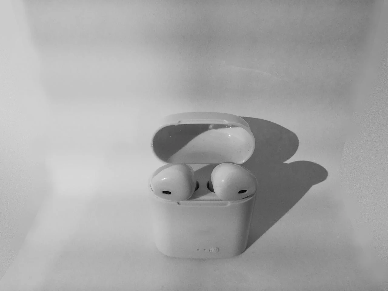 menempatkan earbud kembali ke dalam casing