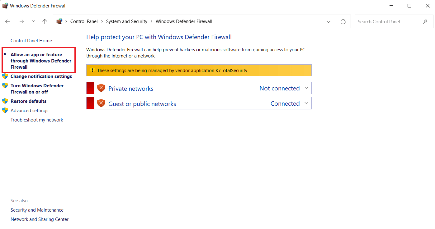 Klik Izinkan aplikasi atau fitur melalui Windows Defender Firewall