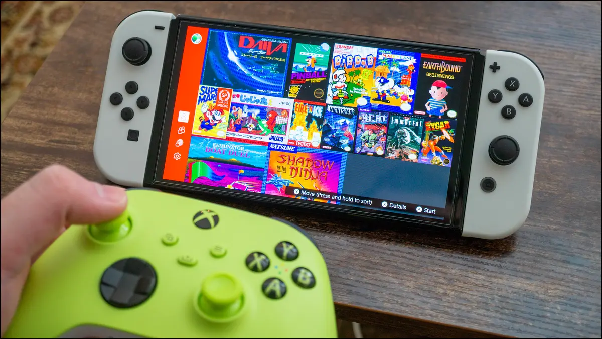 Orang yang menggunakan pengontrol Xbox untuk bermain game di Nintendo Switch