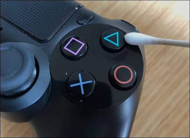 Fixați butoanele Sticky DualShock 4 cu alcool izopropilic