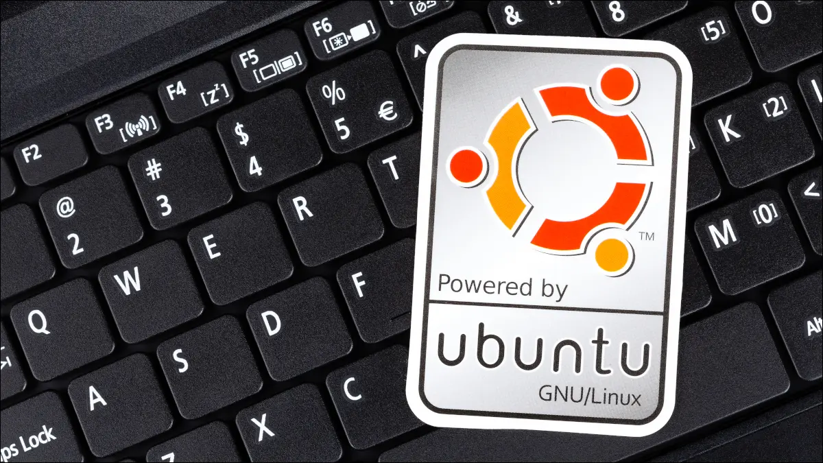 由黑色电脑键盘上的 Ubuntu 标签提供支持