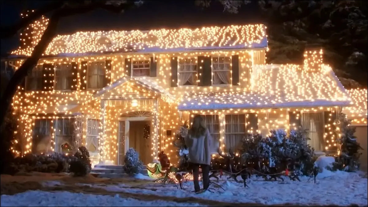 Uma casa completamente coberta de luzes de Natal.