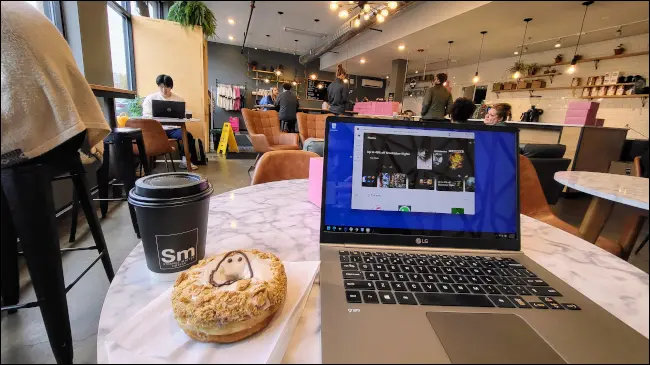 Ordinateur portable au café.