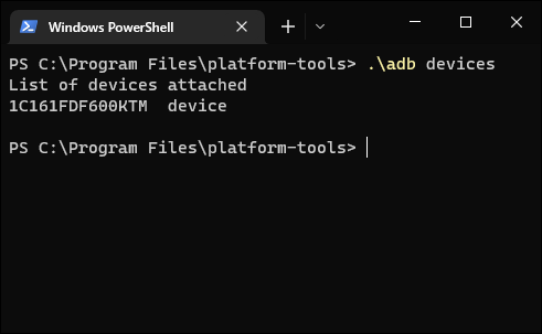 Execute ".\adb devices" para listar os telefones Android conectados.