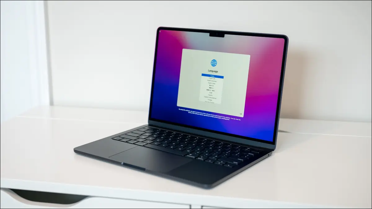 Partea dreaptă a Apple MacBook Air 2022 M2