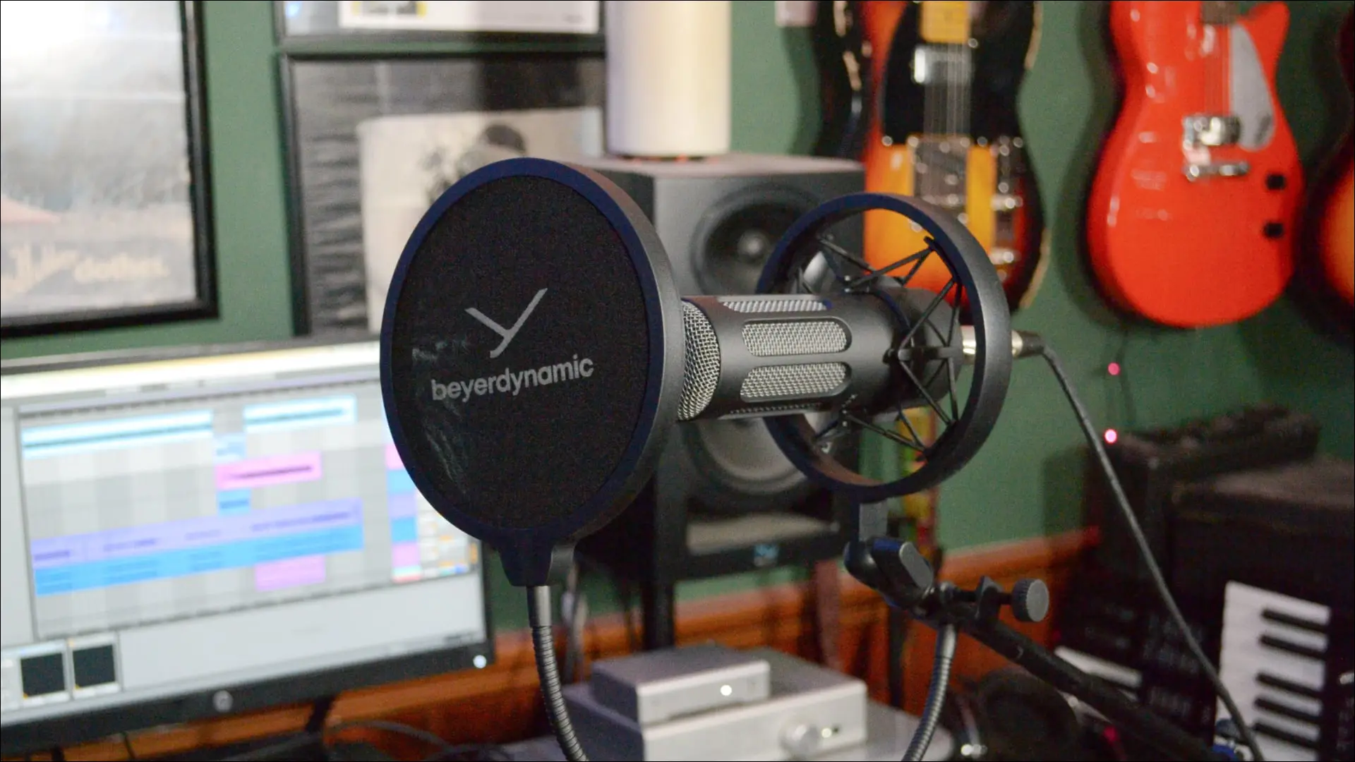 Beyerdynamic M 70 PRO X พร้อมป๊อปฟิลเตอร์