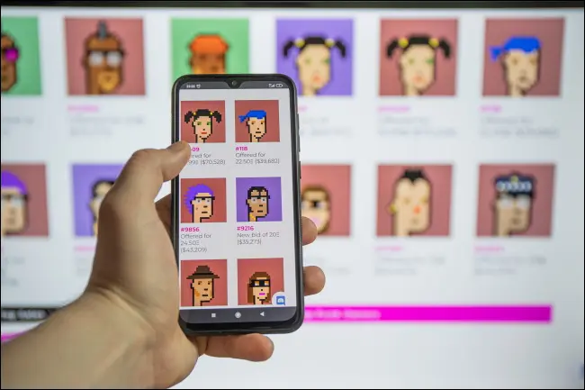 NFTs auf einem Smartphone.