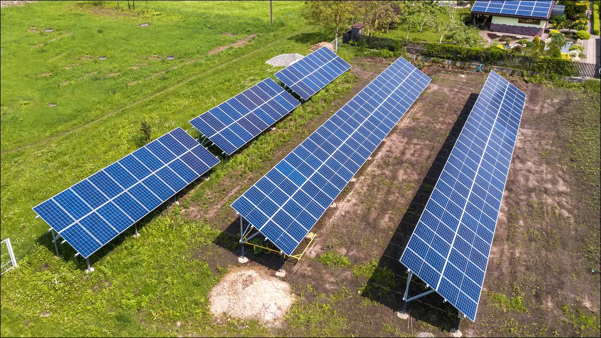 Paneles solares montados en el suelo