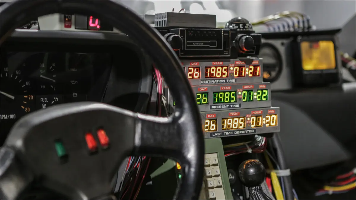 Intérieur de la machine à voyager dans le temps DeLorean.