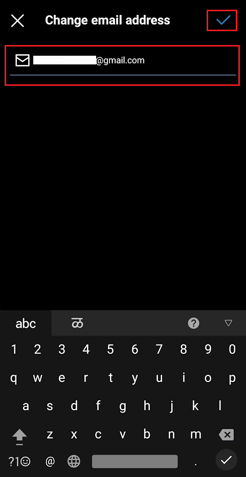 Entrez la nouvelle adresse e-mail que vous souhaitez utiliser et appuyez sur l'icône de coche bleue dans le coin supérieur droit de l'écran