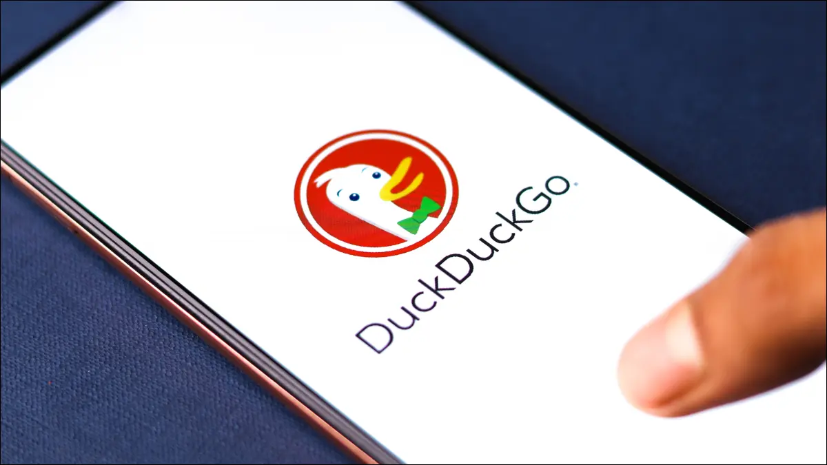 Schermo dello smartphone che mostra il logo DuckDuckGo.