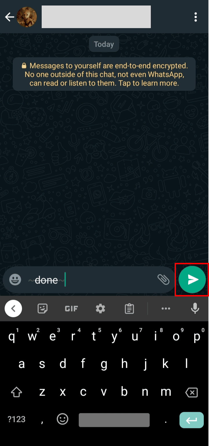 Tippen Sie neben dem Nachrichtenfeld auf das Symbol Senden, um jemandem einen durchgestrichenen Text zu senden. | So erhalten Sie eine durchgestrichene Schriftart auf Android