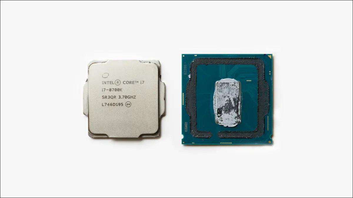 Un procesor Intel Core i7 de generația a 8-a fără capac, model 8700k