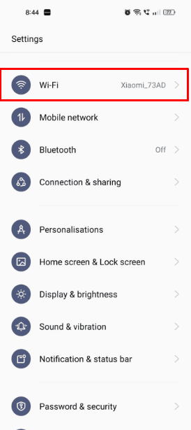 เปิดแอปการตั้งค่าบนโทรศัพท์มือถือแล้วแตะตัวเลือก Wi-Fi จากเมนูการตั้งค่า
