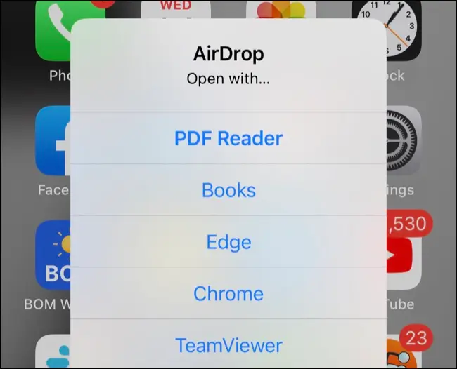 Invite "Ouvrir avec" lors de la réception d'un transfert AirDrop sur iPhone