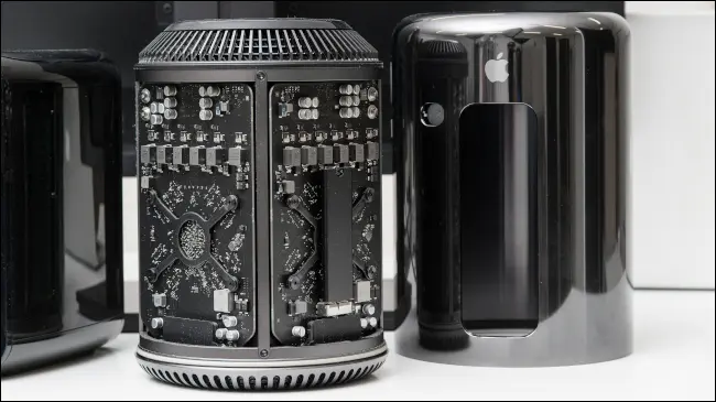 Un Mac Pro del 2013 aperto con il suo famigerato look in stile "cestino".