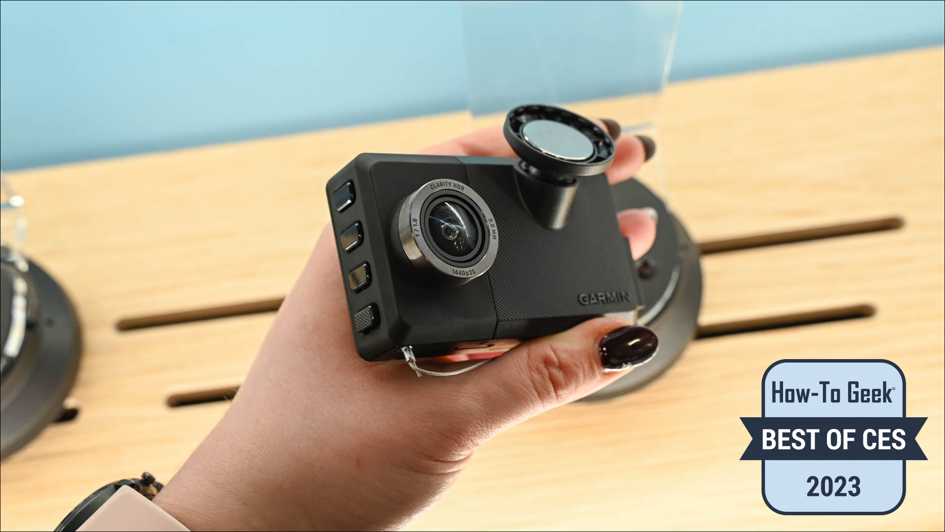 Persona que sostiene la Garmin Dash Cam Live