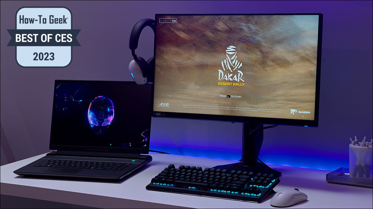 Monitor per giochi Alienware 500Hz accanto a un laptop su un tavolo