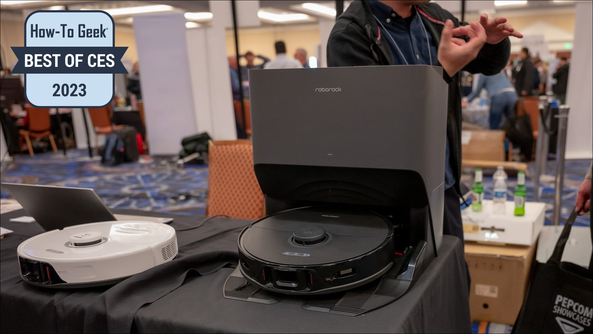 Roborock S8 Pro Ultra en noir et blanc assis dans sa station de chargement et d'auto-nettoyage