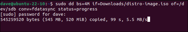 ความคืบหน้า dd จะแสดงในขณะที่เขียนภาพไปยังอุปกรณ์หน่วยความจำ USB