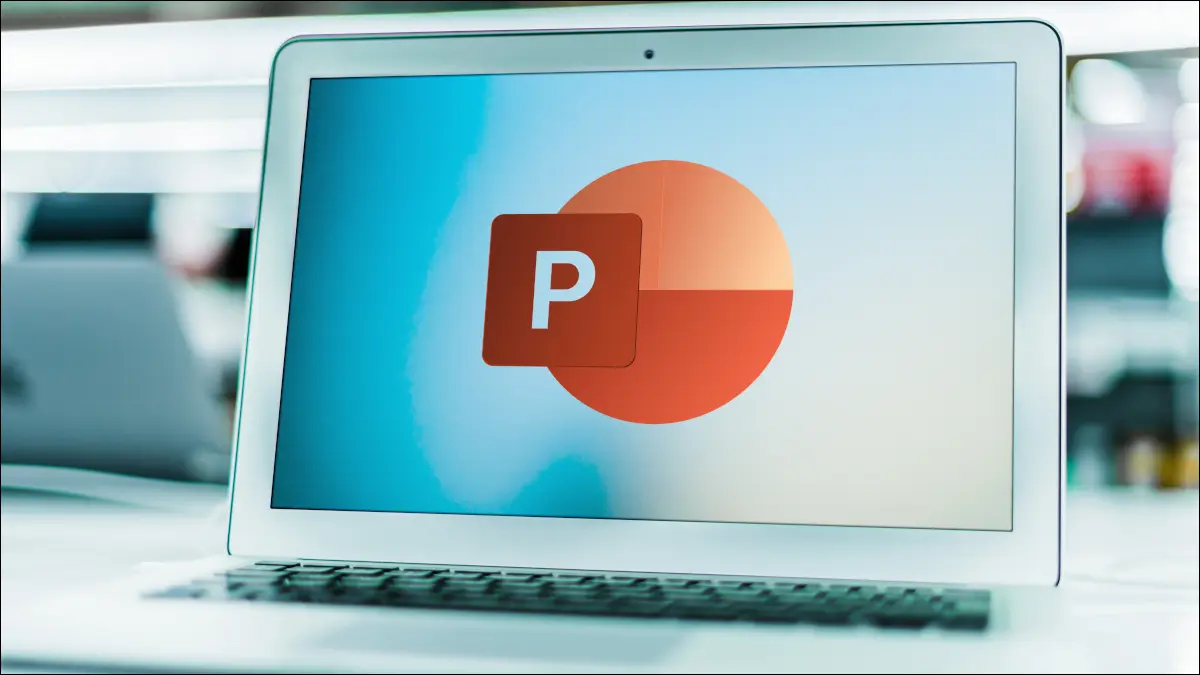 Logo programu Microsoft PowerPoint na laptopie.