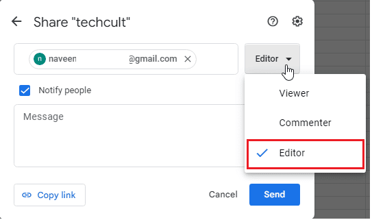 faceți clic pe lista de opțiuni de lângă ea și selectați opțiunea Editor. Cum să setați permisiunile de editare pentru Foi de calcul Google