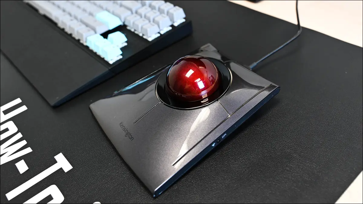 den Kensington SlimBlade Pro TrackBall neben einem Desktop-Computer