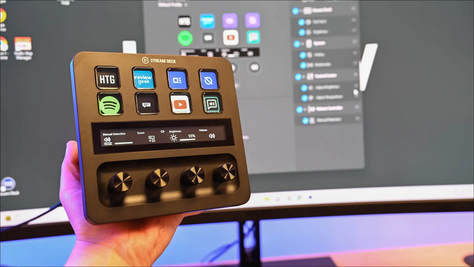 Bilgisayarın yanında Elgato Stream Deck + tutan kişi