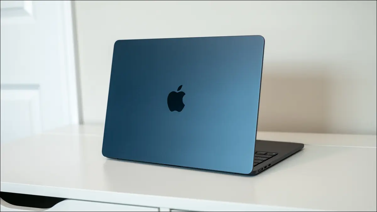 2022 M2 Apple MacBook Air așezat pe un birou