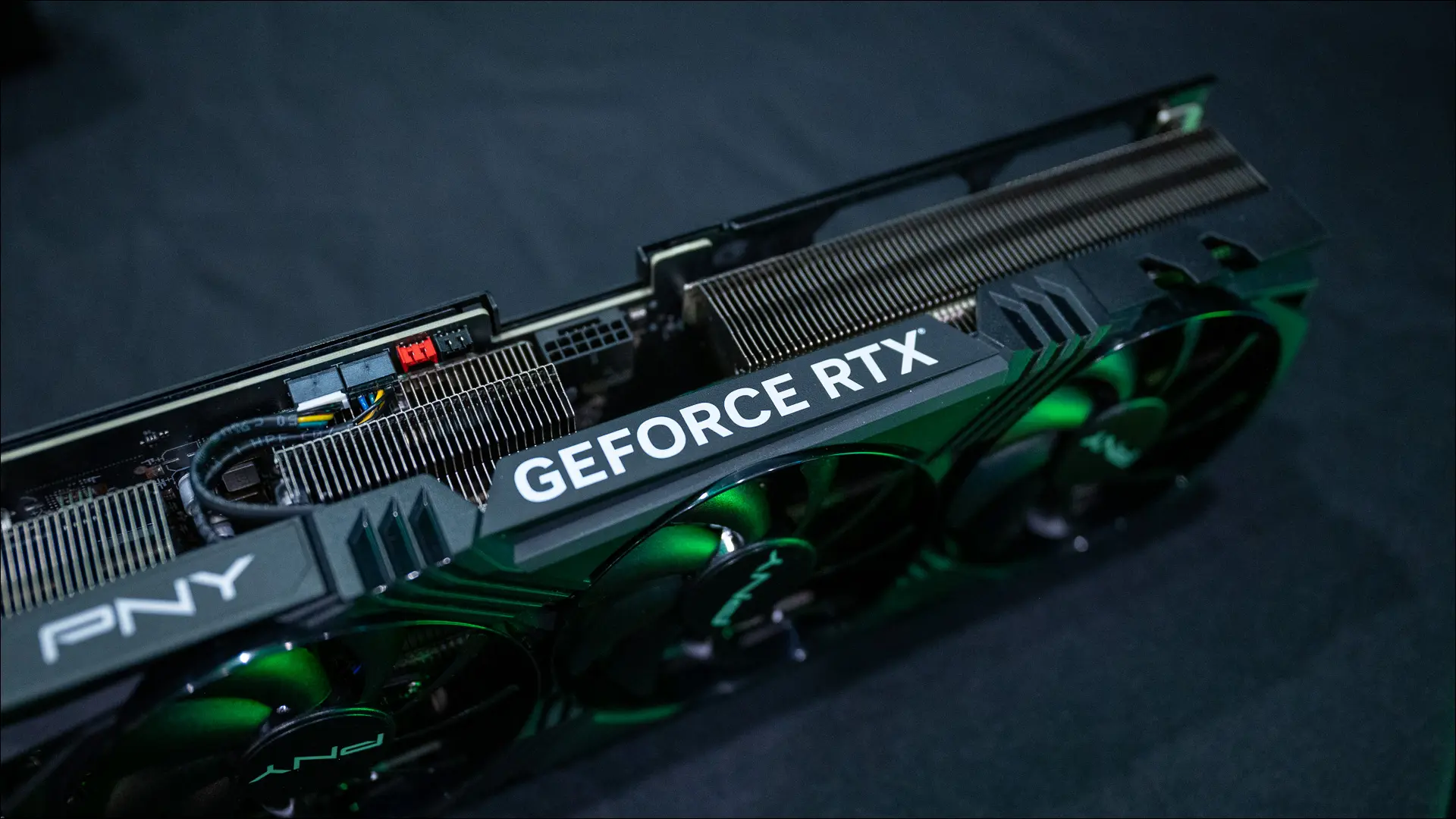 Logo Nvidia GeForce RTX pada GPU gaming 4070 Ti