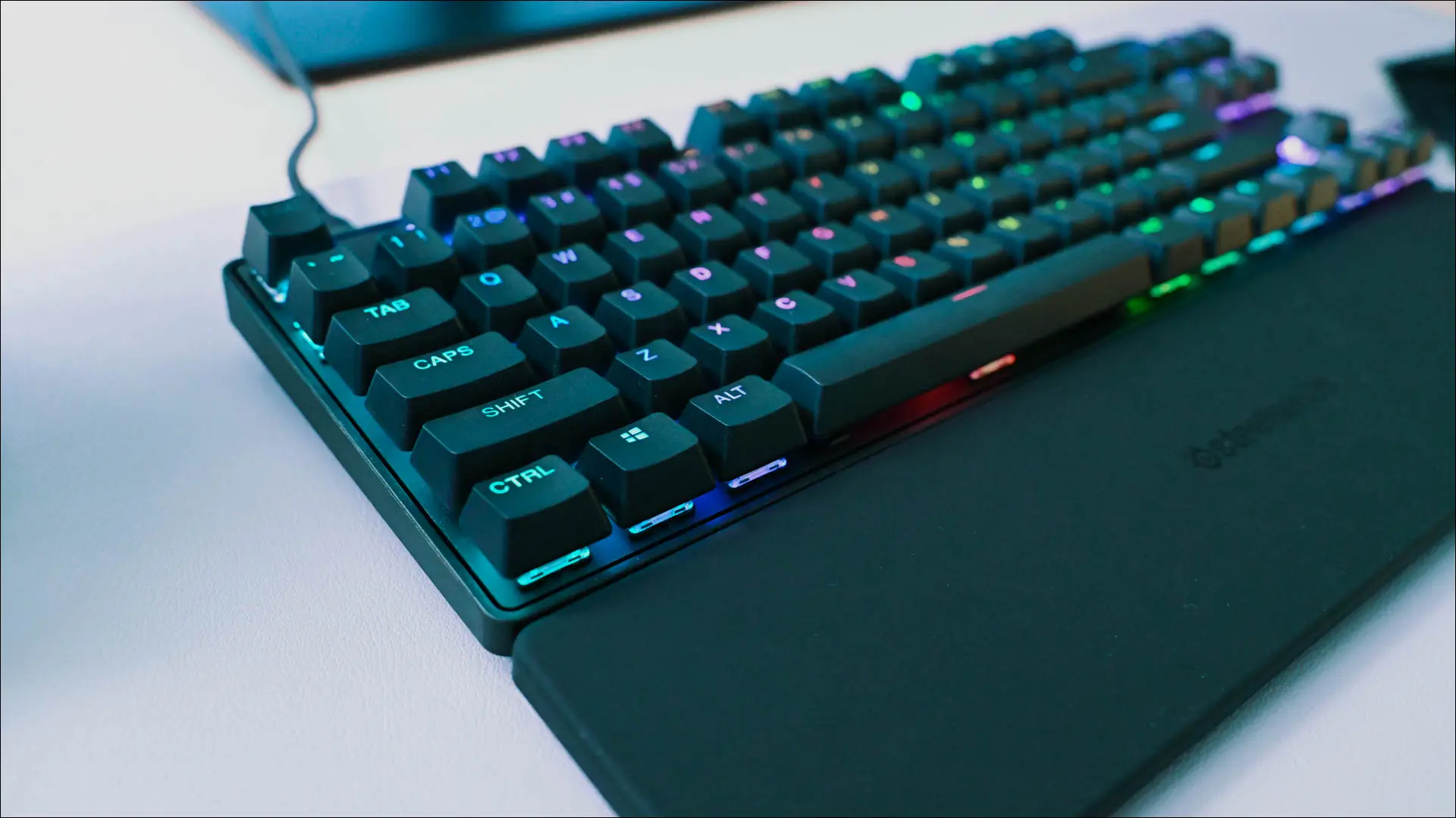 Detalhe do teclado Steelseries Apex Pro TKL em ângulo