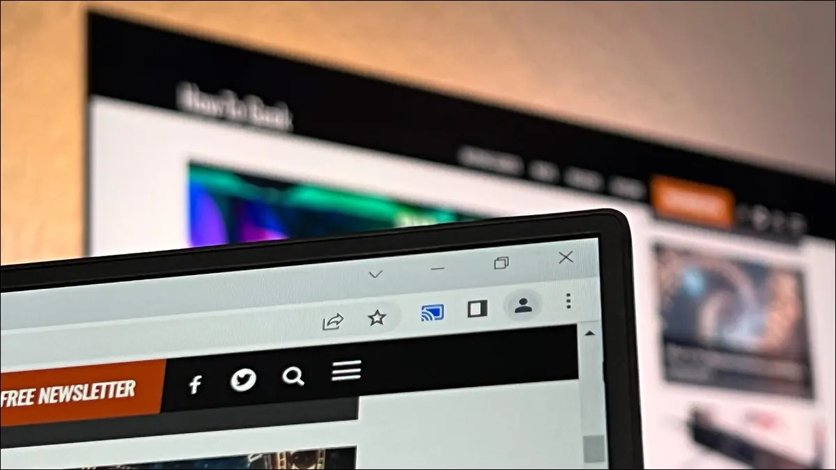 ウェブページを近くのテレビにキャストしているラップトップのクローズアップ写真。