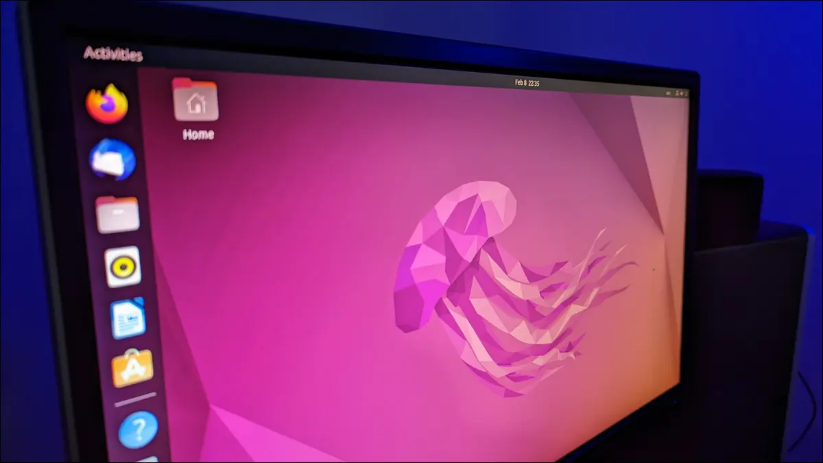 Il monitor di un computer mostra il desktop di Ubuntu 22.04.