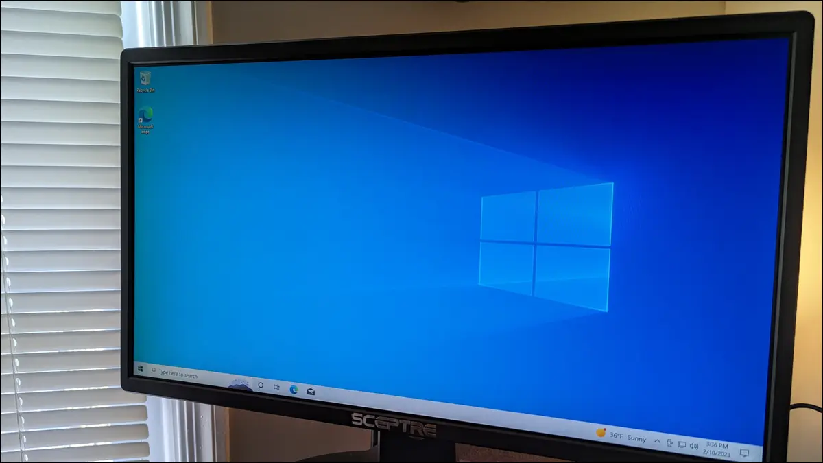 Monitor komputera z pulpitem systemu Windows 10 na ekranie.