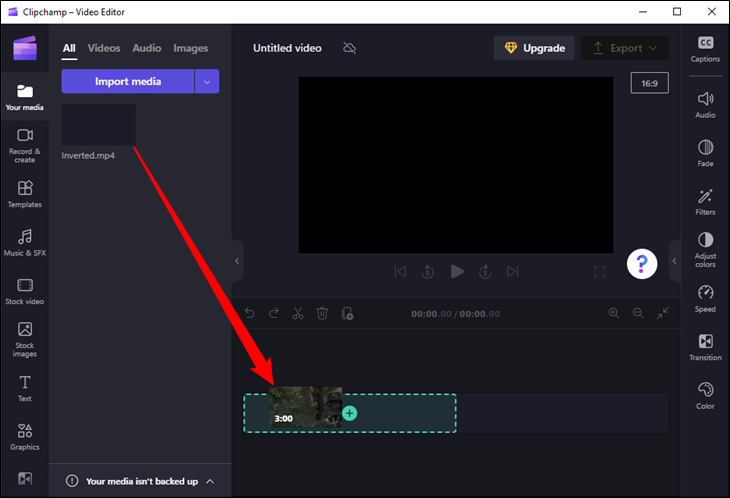 Ziehen Sie das importierte Video von der linken oberen Ecke in die untere Mitte des CLipchamp-Fensters.