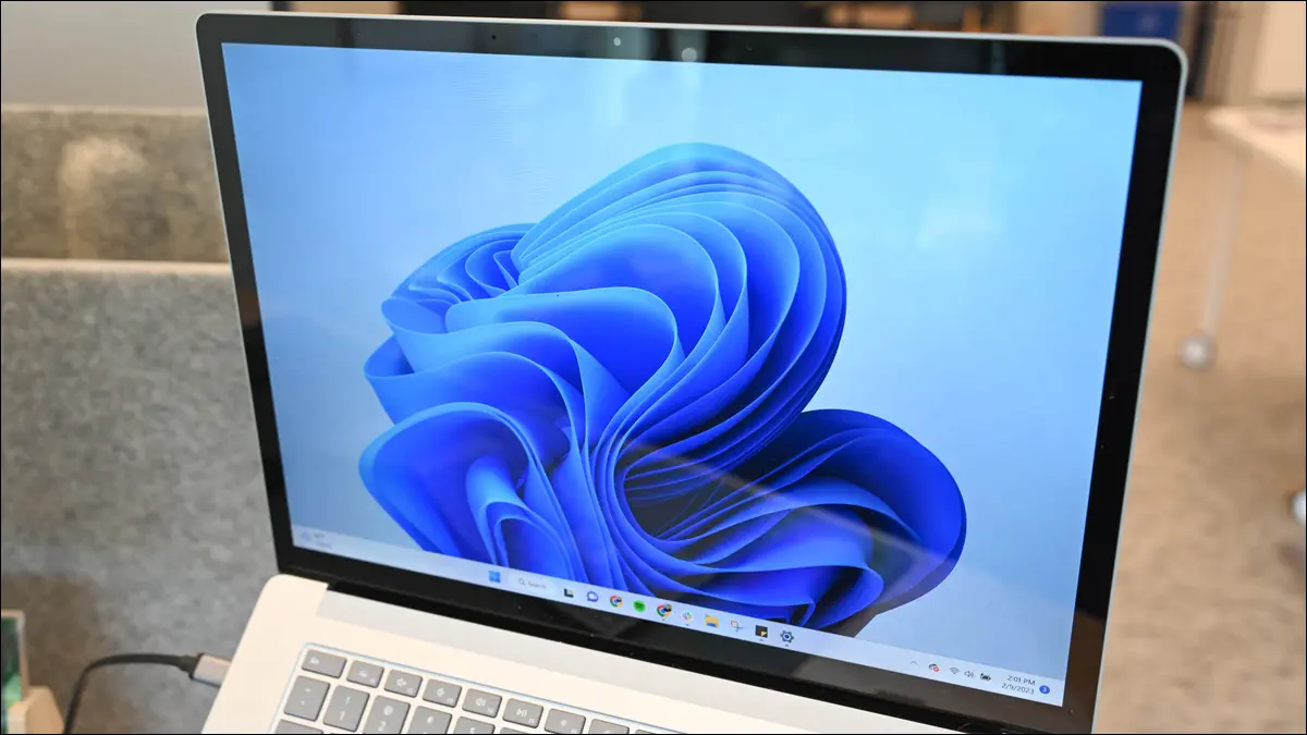 Una computadora portátil con Windows 11