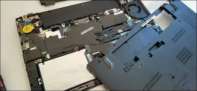 一台筆記本電腦的背面被移除。