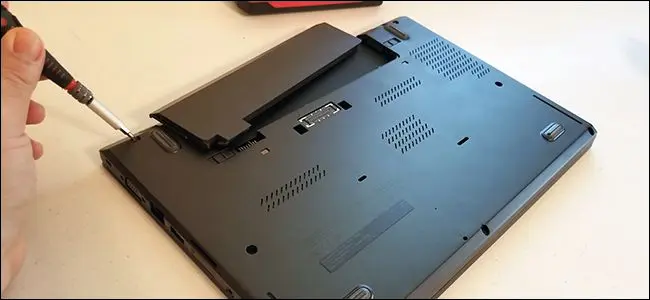 放回笔记本电脑外壳的底部，确保所有螺丝都回到正确位置。