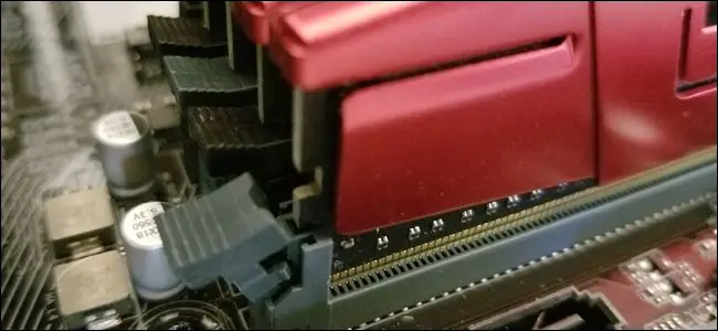 Eine Lasche an einem RAM-Steckplatz, der nicht auf dem RAM-Stick eingerastet ist.