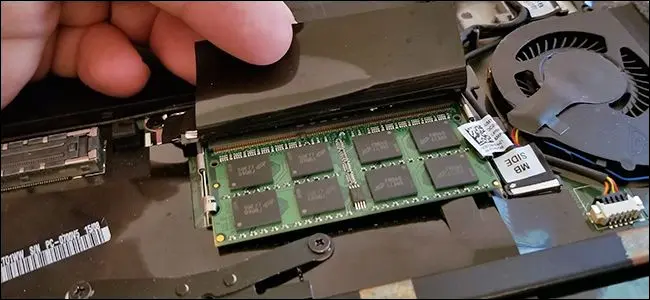 검은 덮개 아래에 보이는 노트북의 RAM.