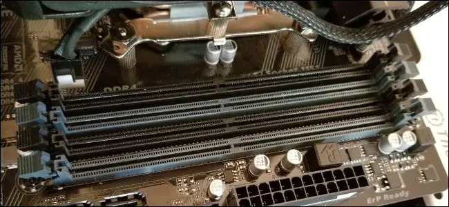空的 RAM 插槽。