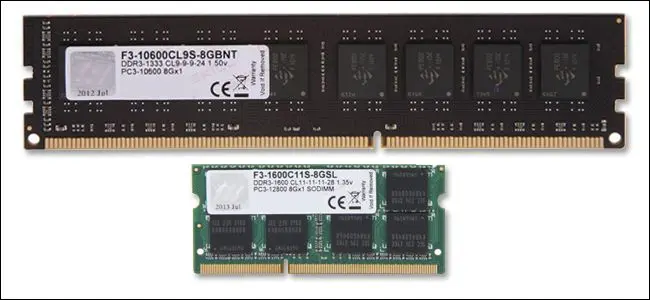 Ein Standard-DIMM-Modul, das in Desktop-PCs zu finden ist und über einem SODIMM-Modul positioniert ist, das in Laptops zu finden ist.
